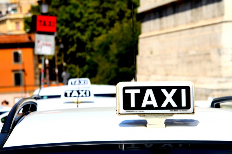 taxis-LE MUY-min_taxi_auto_rome_road_white-1051610